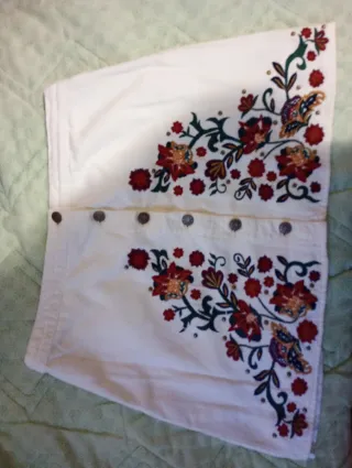 Falda blanca con bordado de flores