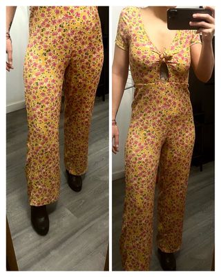 Mono largo acampanado amarillo con estampado.