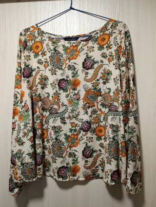 Blusa de mujer con estampado floral