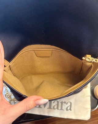 MaxMara bolso envelope satén azul noche y dorado