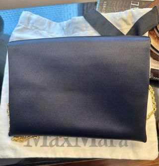 MaxMara bolso envelope satén azul noche y dorado