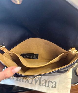 MaxMara bolso envelope satén azul noche y dorado