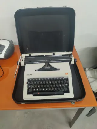 Máquina de escribir OLYMPIA Regina de Luxe