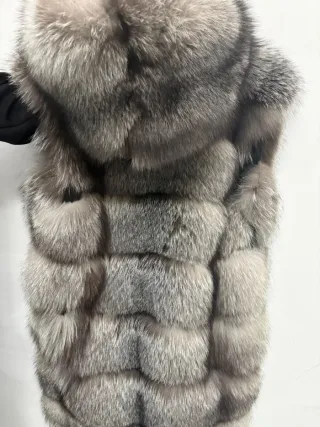 Gilet in pelliccia grigia con cappuccio