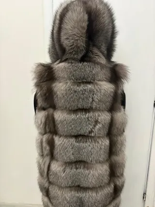 Gilet in pelliccia grigia con cappuccio