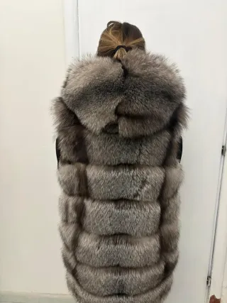 Gilet in pelliccia grigia con cappuccio