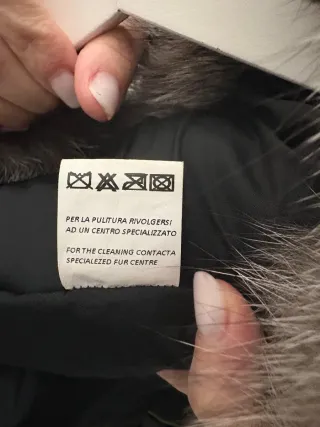 Gilet in pelliccia grigia con cappuccio