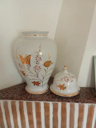 Jarrón de cerámica con mariposas y flores