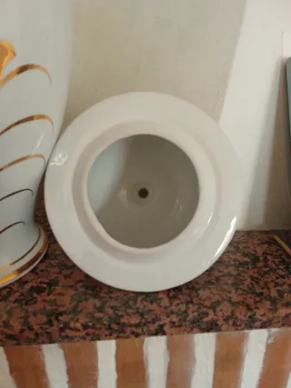 Jarrón de cerámica con mariposas y flores