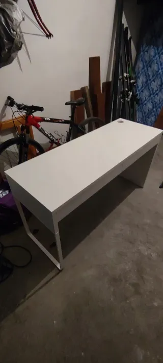 Escritorio blanco con cajones