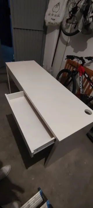 Escritorio blanco con cajones