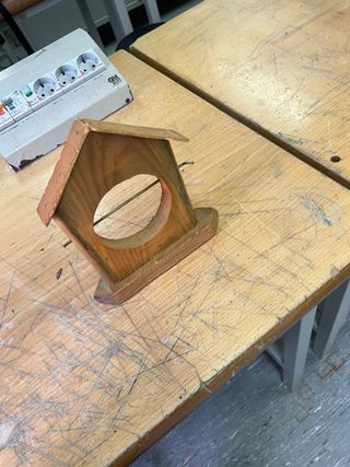 Comedero para pájaros de madera