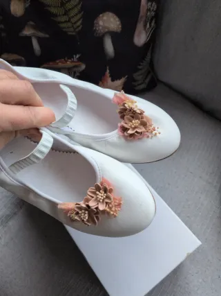 Zapatos de comunión blancos con flores