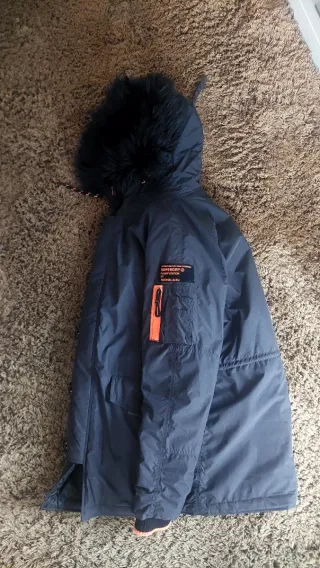 Parka Superdry negra con capucha de pelo talla L
