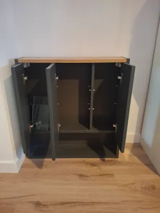 Mueble de baño con espejo y madera.