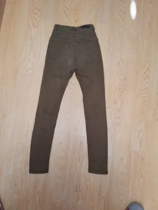 Pantalón pitillo verde Stradivarius Talla 36
