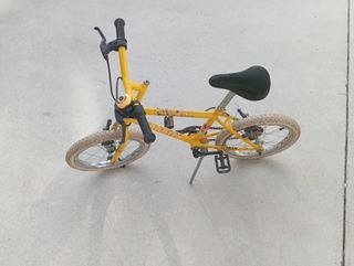 Bicicleta infantil amarilla