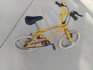 Bicicleta infantil amarilla