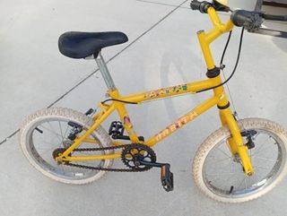 Bicicleta infantil amarilla