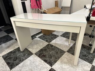 Mesa IKEA MALM blanca y cristal