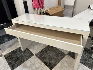 Mesa IKEA MALM blanca y cristal