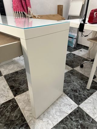 Mesa IKEA MALM blanca y cristal