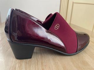 Zapatos granate burdeos talla 40, sin estrenar.