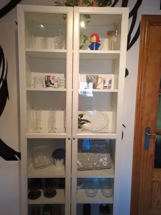 Vitrina IKEA Oxberg Blanca y Cristal