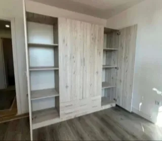 Armario blanco y marrón madera