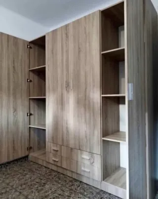 Armario blanco y marrón madera