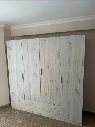 Armario blanco y marrón madera