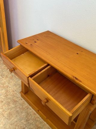 Cómoda y espejo de madera.