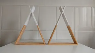 Estantería de madera estilo tipi
