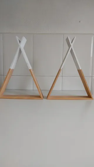 Estantería de madera estilo tipi