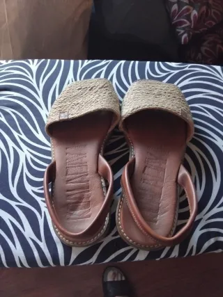 Sandalias de mujer beige y marrón