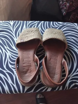 Sandalias de mujer beige y marrón