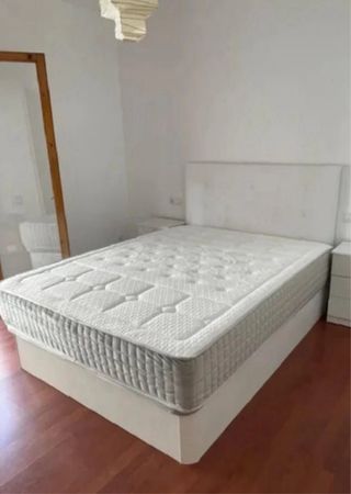 Canapé de tela gris y blanco