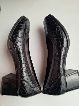 Zapatos confort negros de tacon efecto piel cocodr