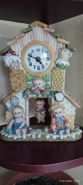 Reloj de péndulo con figuras