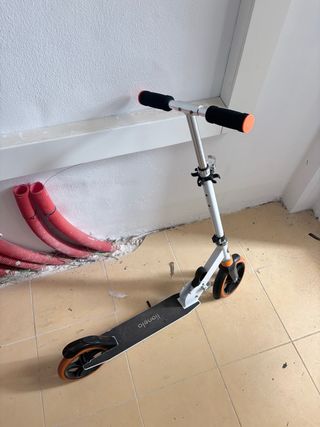 Patinete blanco y naranja