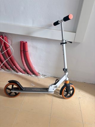 Patinete blanco y naranja