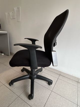 Silla de oficina ergonómica negra