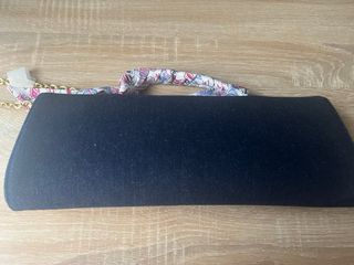 Bolso Zara azul con pañuelo floral