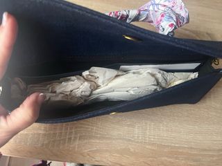 Bolso Zara azul con pañuelo floral