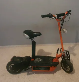 Patinete Eléctrico Naranja con Asiento