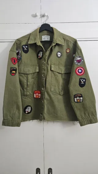Chaqueta militar verde con parches Talla S