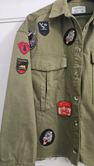 Chaqueta militar verde con parches Talla S