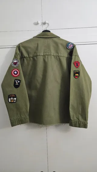 Chaqueta militar verde con parches Talla S