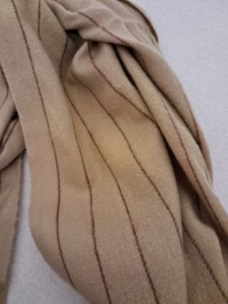 2 bufandas beige y multicolor