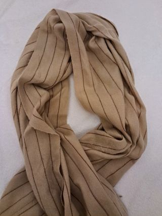 2 bufandas beige y multicolor